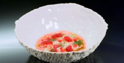 Présentation assiette Tartare d’algues, salicorne, groseilles cassis et huître